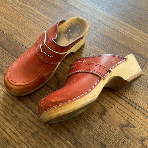 trolls clogs, w cute loafer detail. toe scuffs, nice in tact bottom tread. - Picture 2 of 3